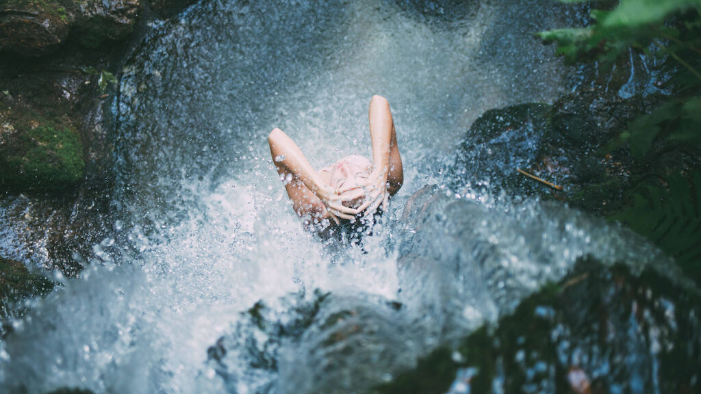 Watersavingcalculator waterfall ambiance 16x9